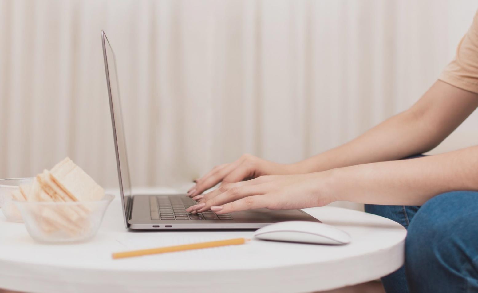 Estudiante analizando datos financieros en su oficina en casa