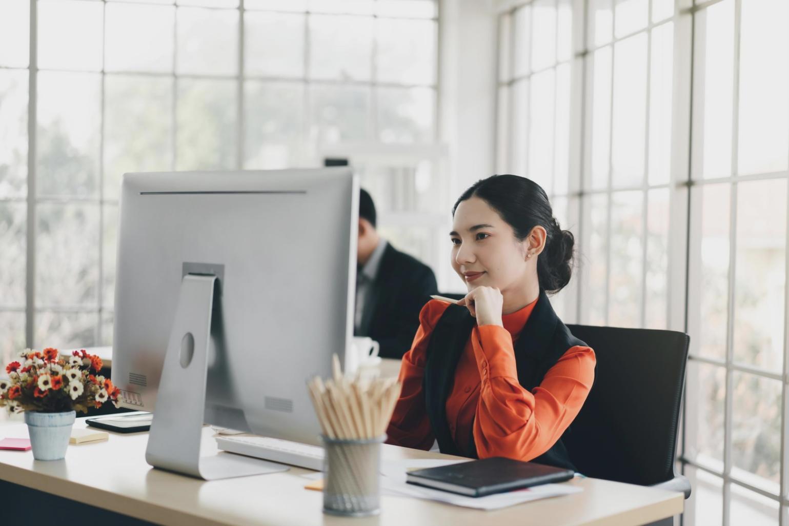 Profesional analizando datos financieros en oficina moderna